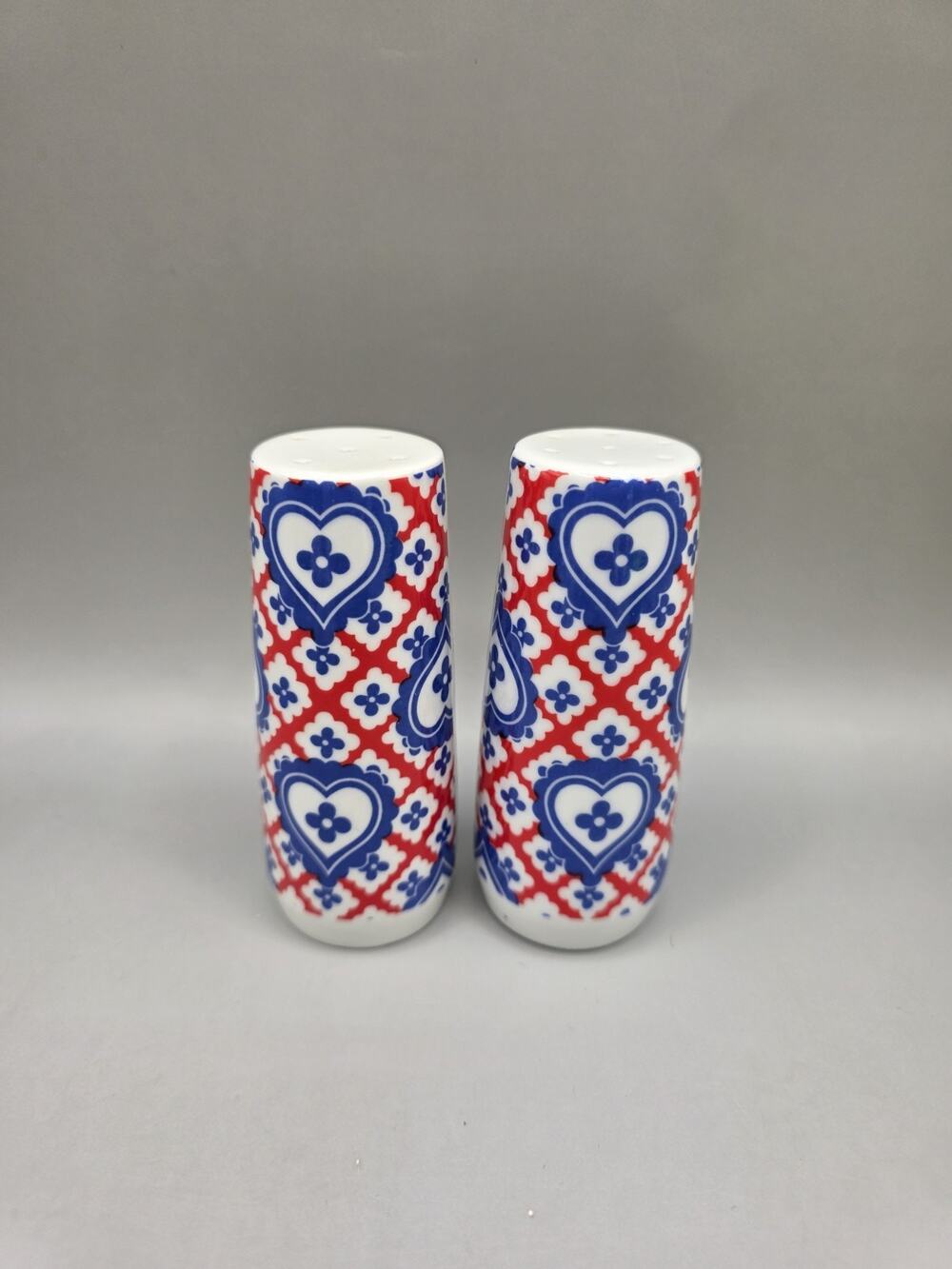 Vintage Taste Setter Collection Lattice Hearts Salt and Pepper Shakers Set